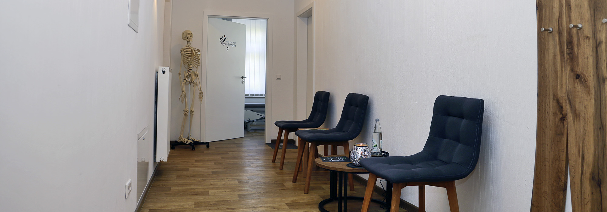 Wartebereich der Physiotherapiepraxis Zimmer 